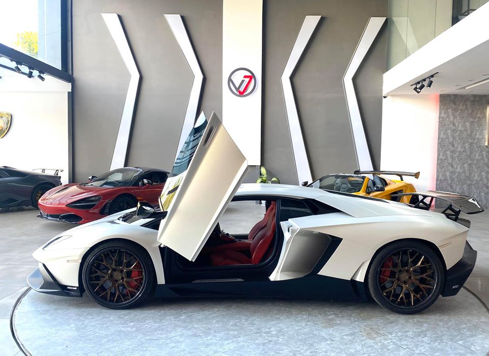 Vừa thay áo mới, Lamborghini Aventador bản độ độc nhất Việt Nam bất ngờ xuất hiện tại showroom xe cũ - Ảnh 5.