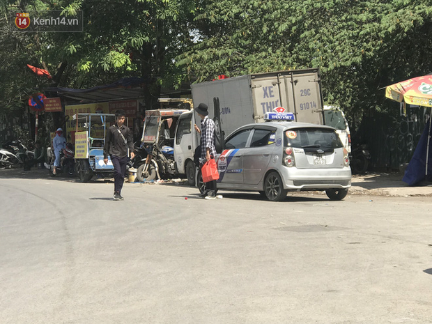 Tài xế taxi, xe ôm vắng khách, cả ngày vạ vật ngoài đường dưới cái nắng nóng trên 50 độ của Thủ đô - Ảnh 1.