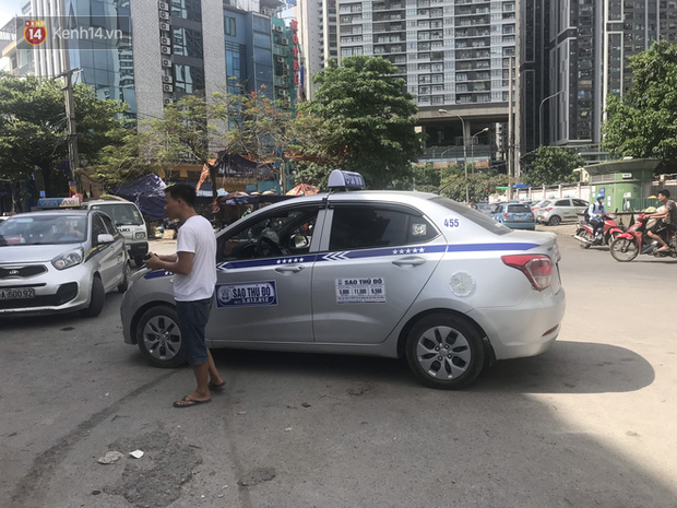 Tài xế taxi, xe ôm vắng khách, cả ngày vạ vật ngoài đường dưới cái nắng nóng trên 50 độ của Thủ đô - Ảnh 2.