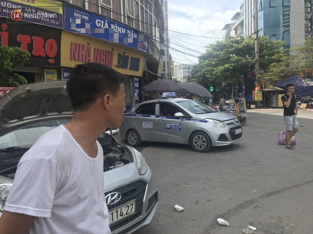 Tài xế taxi, xe ôm vắng khách, cả ngày vạ vật ngoài đường dưới cái nắng nóng trên 50 độ của Thủ đô - Ảnh 4.