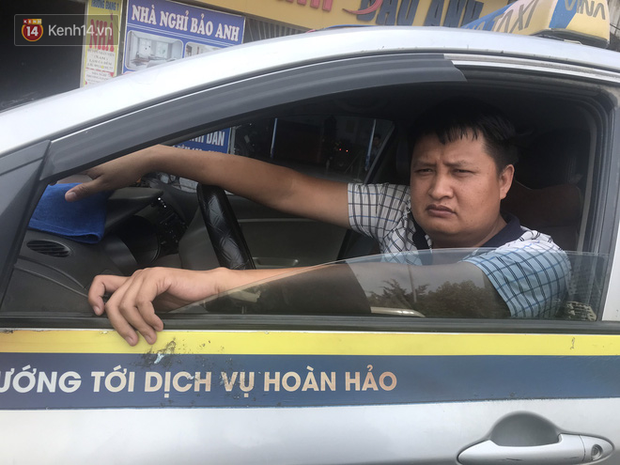 Tài xế taxi, xe ôm vắng khách, cả ngày vạ vật ngoài đường dưới cái nắng nóng trên 50 độ của Thủ đô - Ảnh 5.