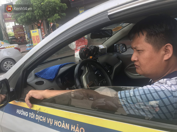 Tài xế taxi, xe ôm vắng khách, cả ngày vạ vật ngoài đường dưới cái nắng nóng trên 50 độ của Thủ đô - Ảnh 6.