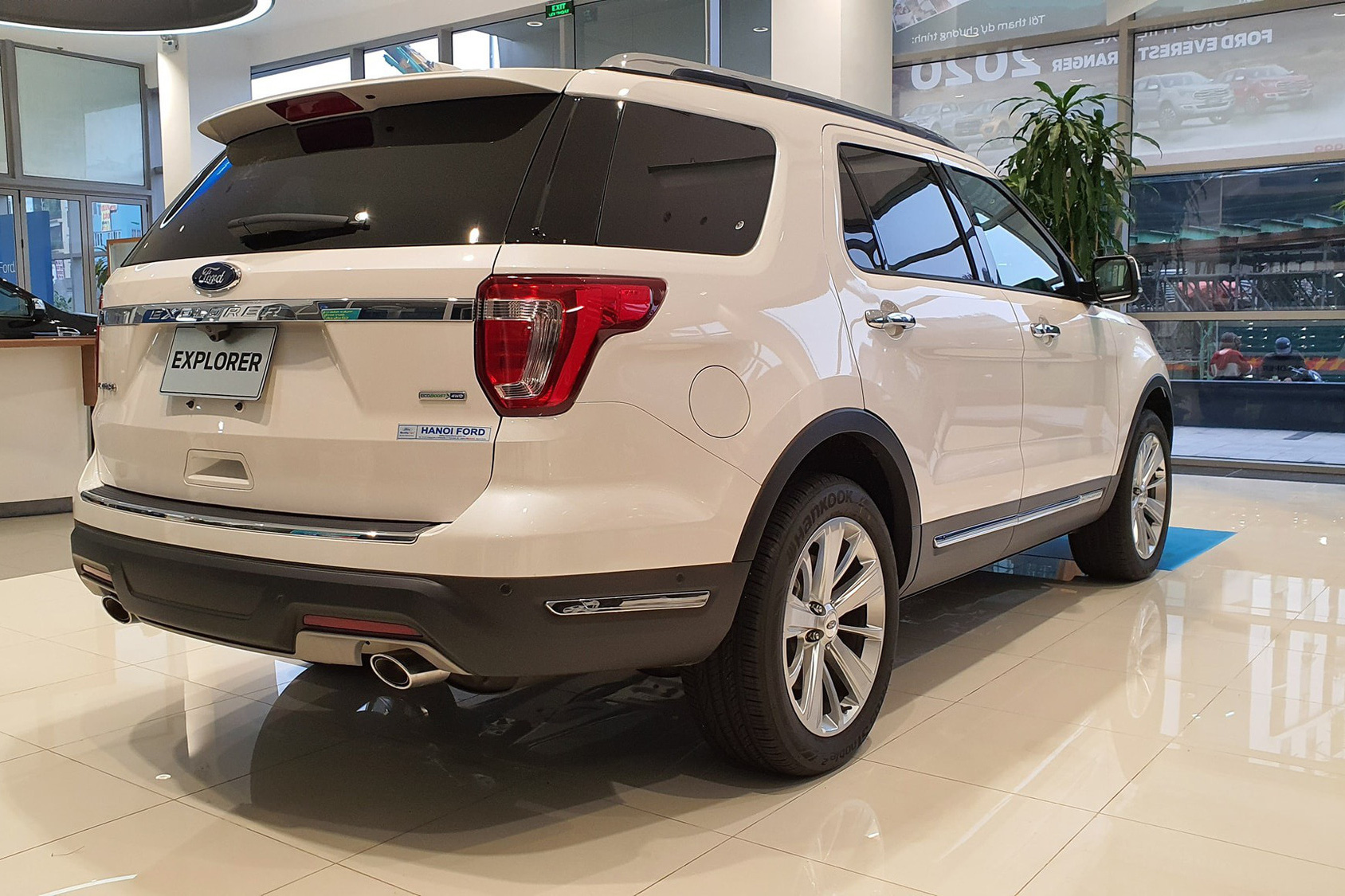 Ford Explorer liên tục giảm giá, xuống mức thấp kỷ lục 1,9 tỷ đồng - Ảnh 2.