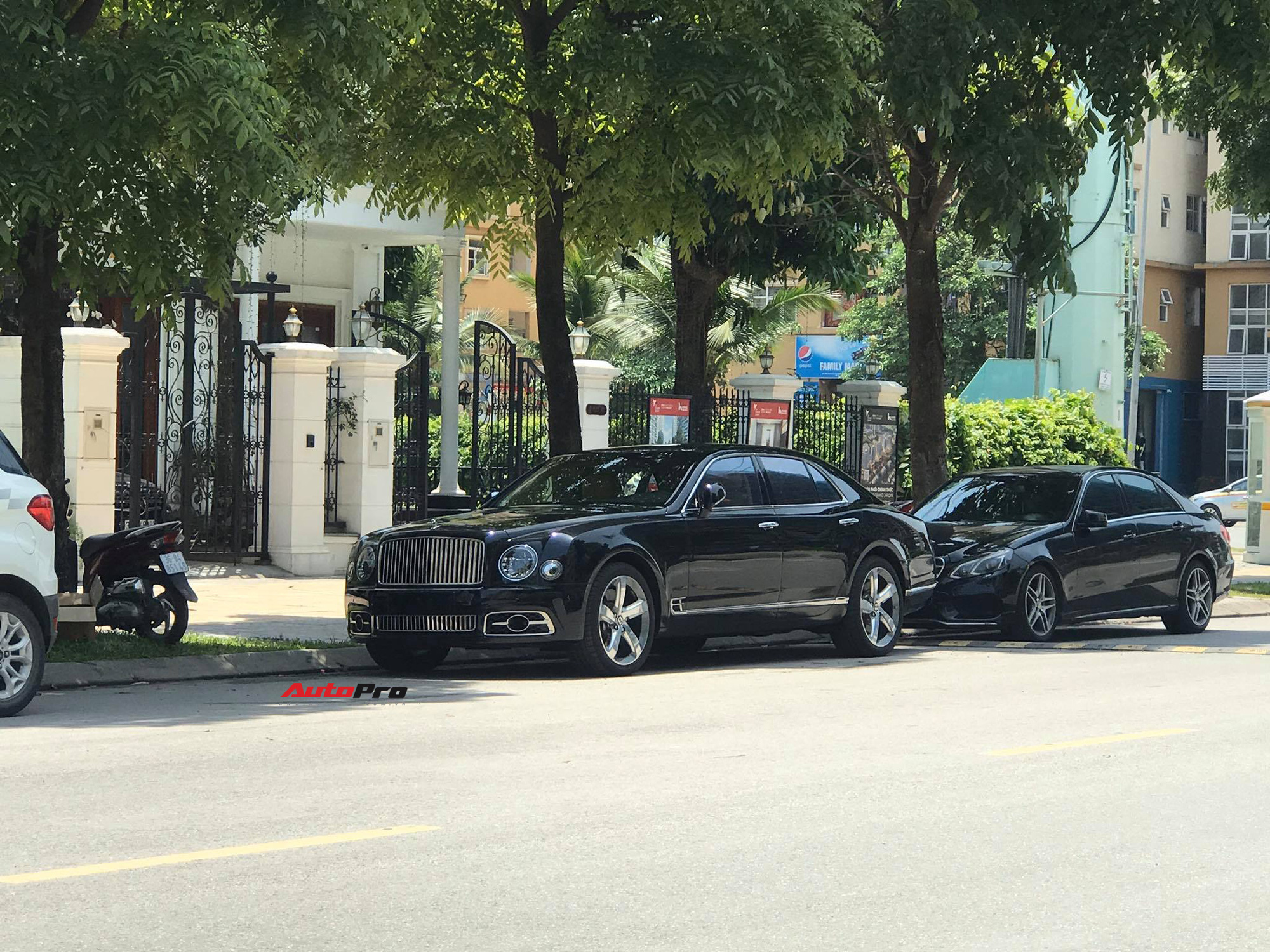Bắt gặp Bentley Mulsanne Speed đời mới cực hiếm tại Việt Nam, giá bán là chi tiết khiến nhiều người tò mò - Ảnh 2.