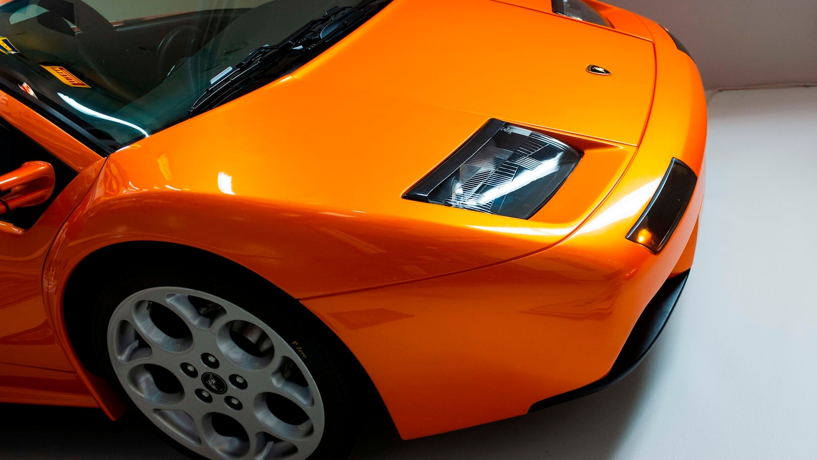 Cách chơi của người có tiền: Treo hẳn siêu xe Lamborghini lên tường để trang trí - Ảnh 2.