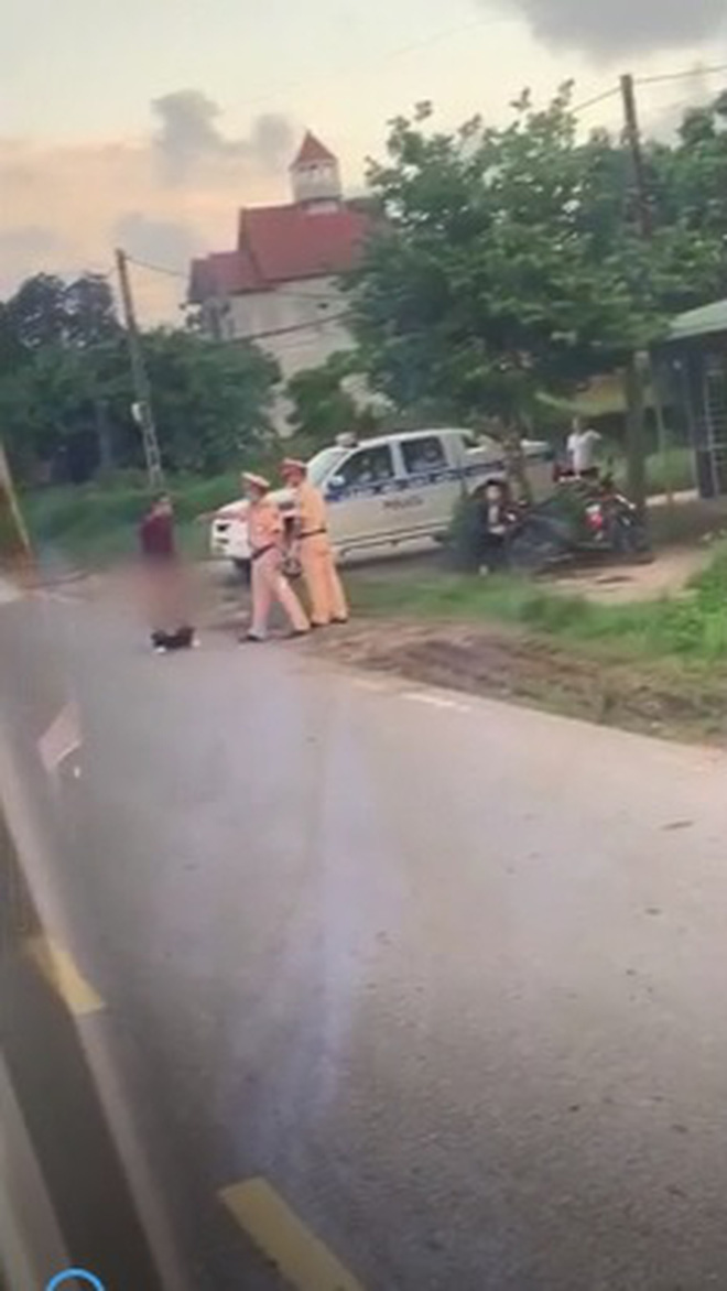  Người đàn ông cởi quần ăn vạ giữa đường rồi lời qua tiếng lại với CSGT - Ảnh 1.