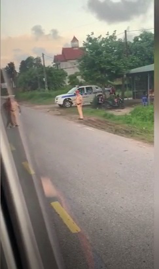  Người đàn ông cởi quần ăn vạ giữa đường rồi lời qua tiếng lại với CSGT - Ảnh 3.