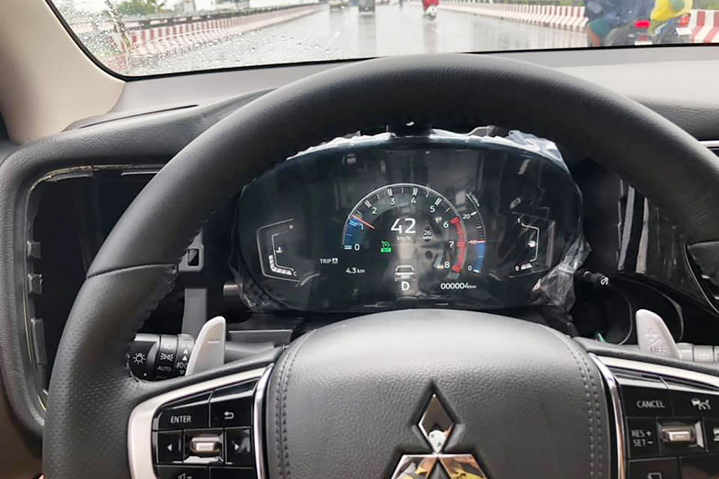 Mitsubishi Outlander đầu tiên Việt Nam nâng cấp đồng hồ điện tử ‘full’ chức năng, chủ xe tốn hơn 25 triệu đồng và 1 tuần nghiên cứu - Ảnh 1.