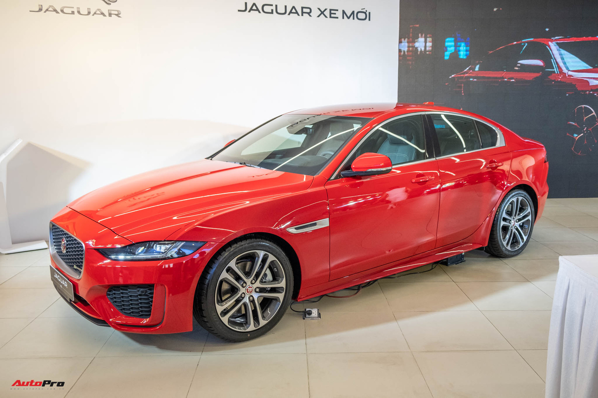 Ra mắt Jaguar XE 2020 giá từ hơn 2,6 tỷ đồng: Đối trọng Mercedes-Benz C-Class giá ngang ngửa E-Class - Ảnh 1.