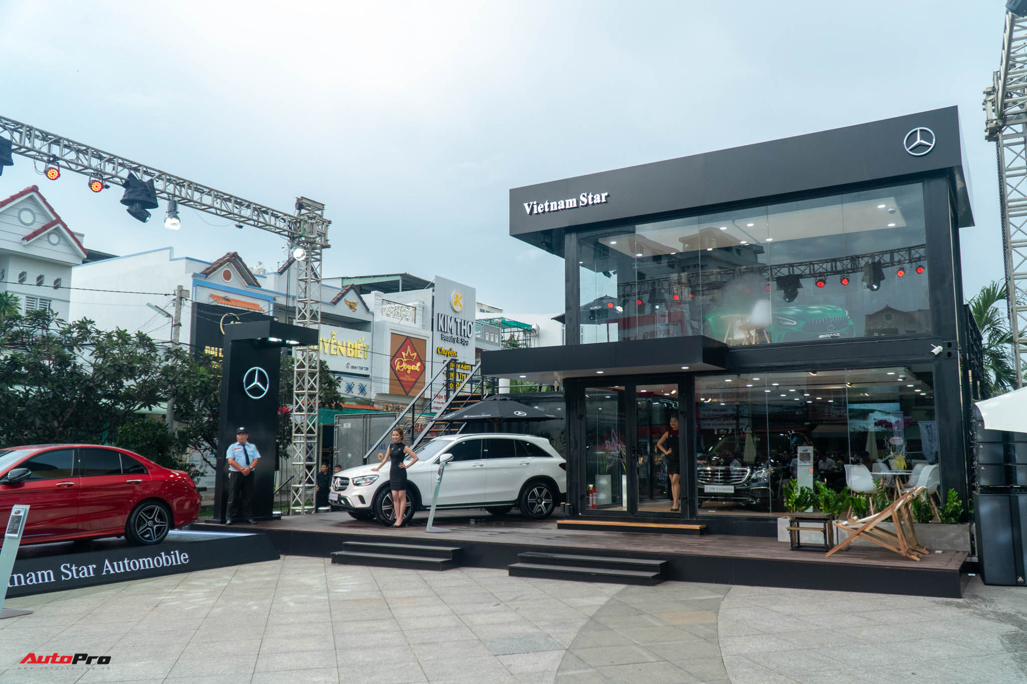 Khám phá showroom Mercedes-Benz di động lạ lẫm đầu tiên tại Việt Nam: Có thể đi muôn nơi, tiếp cùng lúc 20 khách hàng - Ảnh 2.