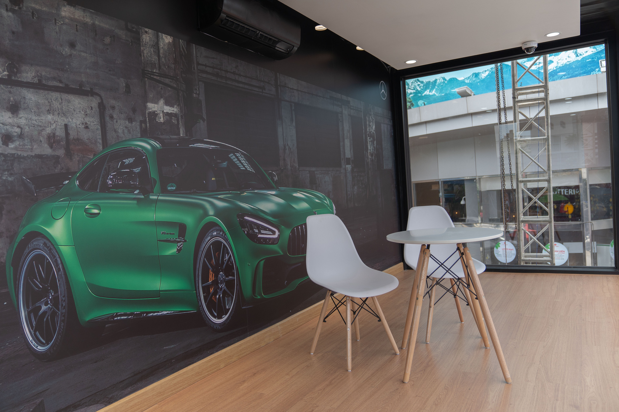 Khám phá showroom Mercedes-Benz di động lạ lẫm đầu tiên tại Việt Nam: Có thể đi muôn nơi, tiếp cùng lúc 20 khách hàng - Ảnh 5.