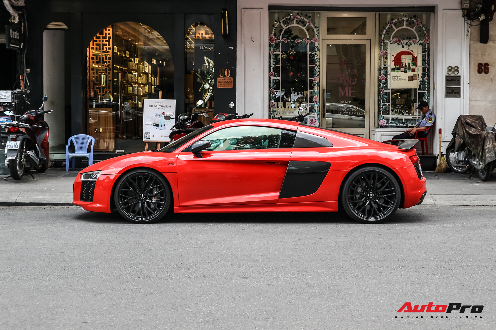 Audi R8 V10 Plus từng của ông Đặng Lê Nguyên Vũ bất ngờ xuất hiện tại Sài Gòn - Ảnh 8.