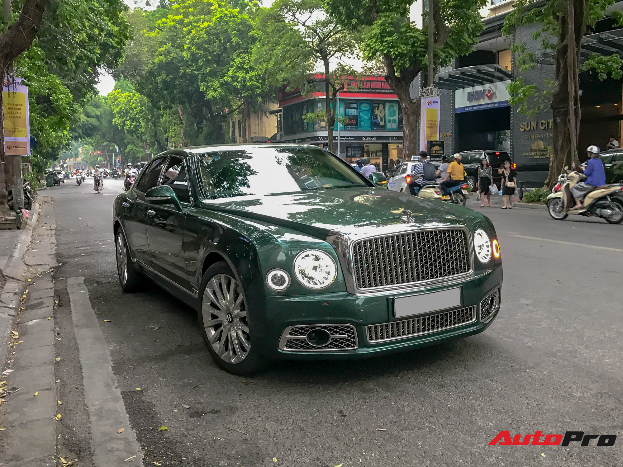 Bentley Mulsanne First Edition với màu sơn độc từng gây xôn xao tại Phú Thọ xuất hiện tại Hà Nội - Ảnh 1.