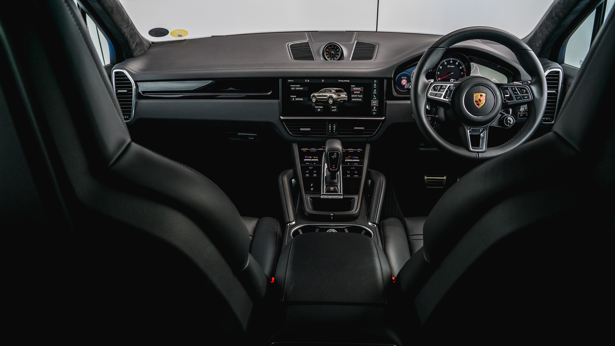 Mê SUV hiệu suất cao, chọn Porsche Cayenne Turbo hay Audi RS Q8? - Ảnh 3.