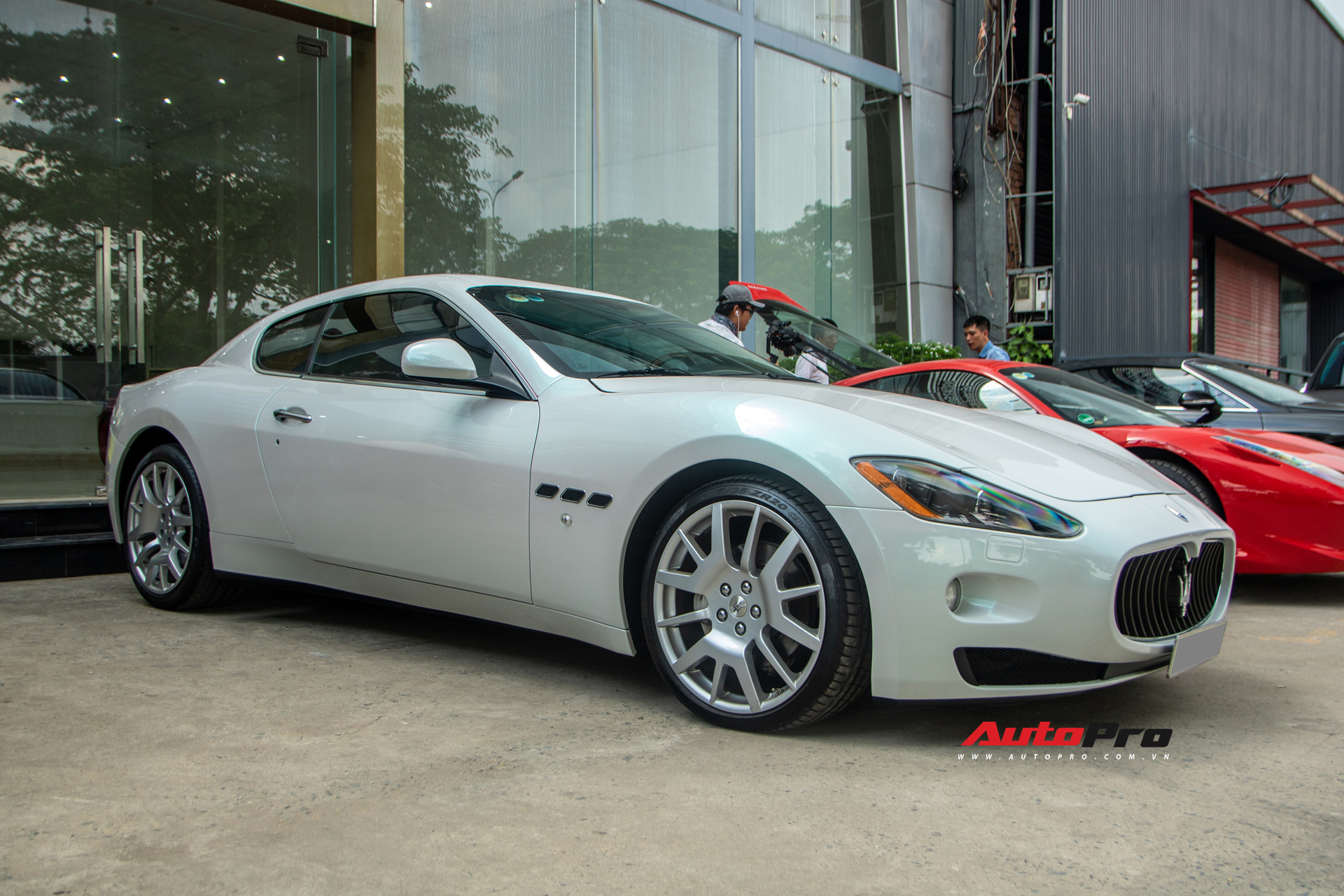 Kỳ công nửa tháng đổi màu Maserati GranTurismo với màu sơn tán sắc lấy cảm hứng từ hypercar Aston Martin Valhalla - Ảnh 6.