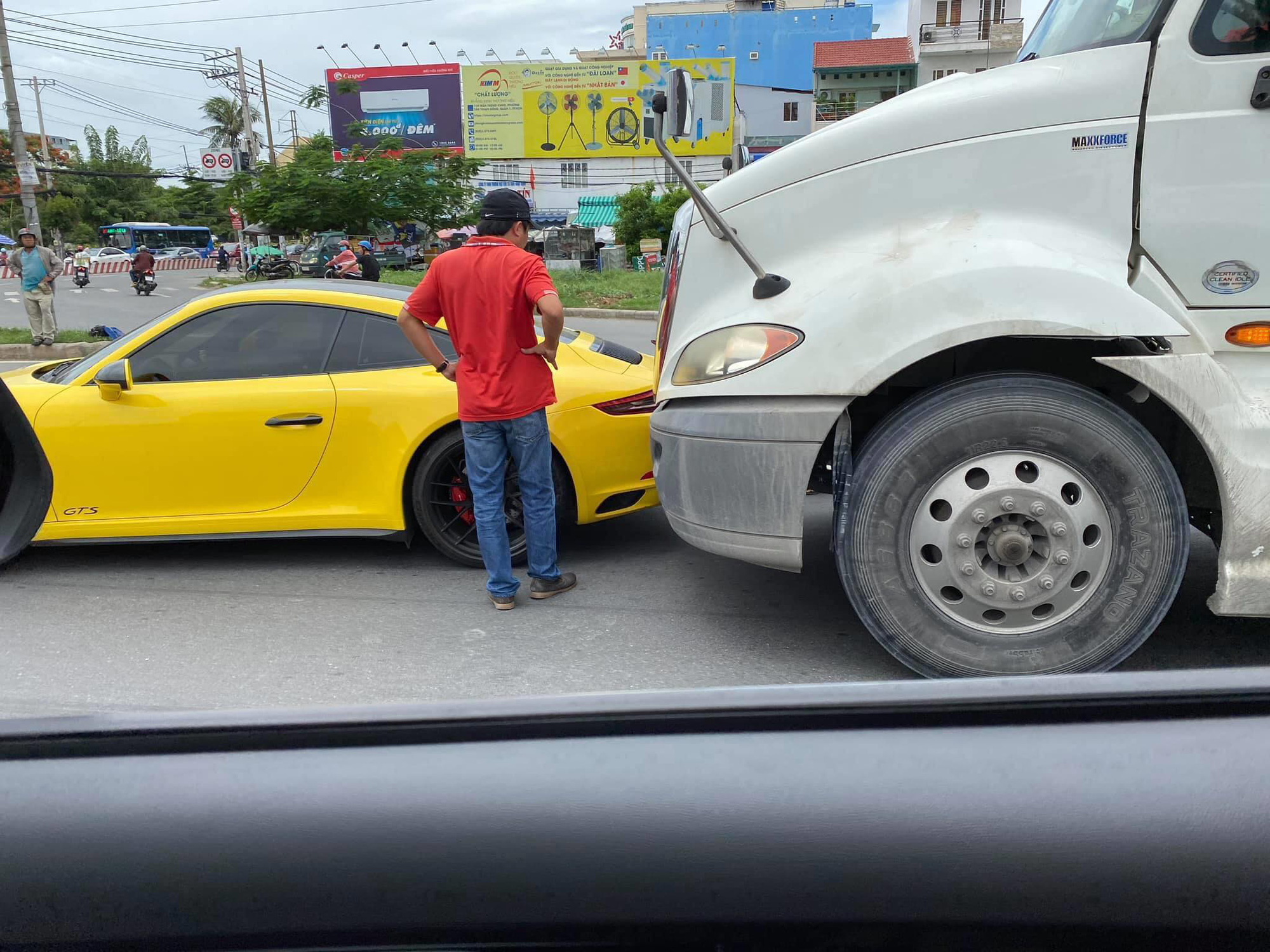 Hàng hiếm Porsche 911 Carrera GTS giá gần 8 tỷ đồng màu vàng va chạm với container tại Sài Gòn - Ảnh 2.
