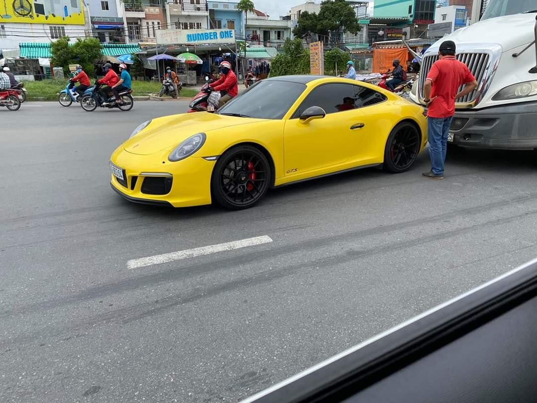 Hàng hiếm Porsche 911 Carrera GTS giá gần 8 tỷ đồng màu vàng va chạm với  container tại Sài Gòn