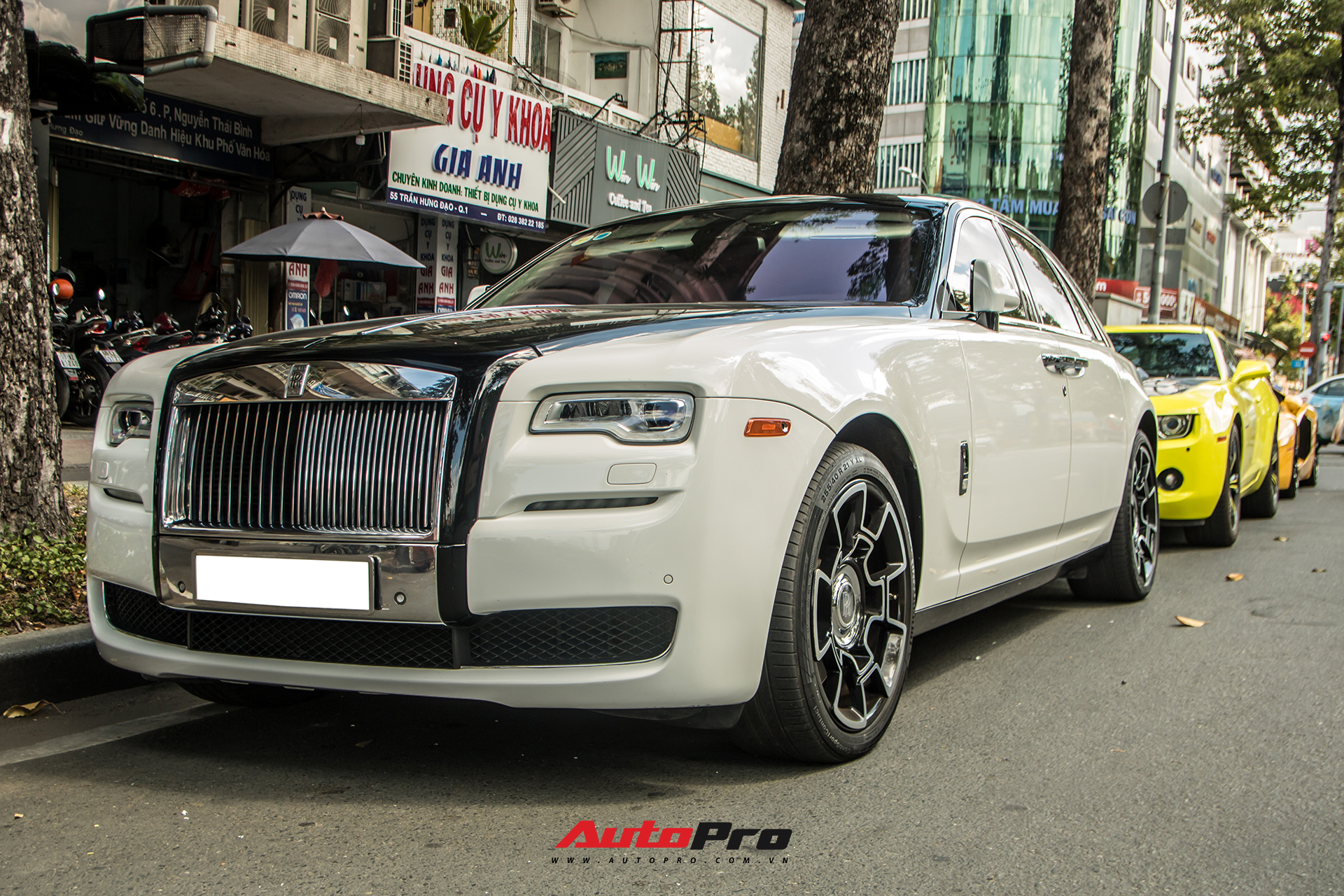 Dàn xe sang hội ngộ tại Sài Gòn cuối tuần: Rolls-Royce Ghost có ngoại hình đặc biệt gây chú ý - Ảnh 3.