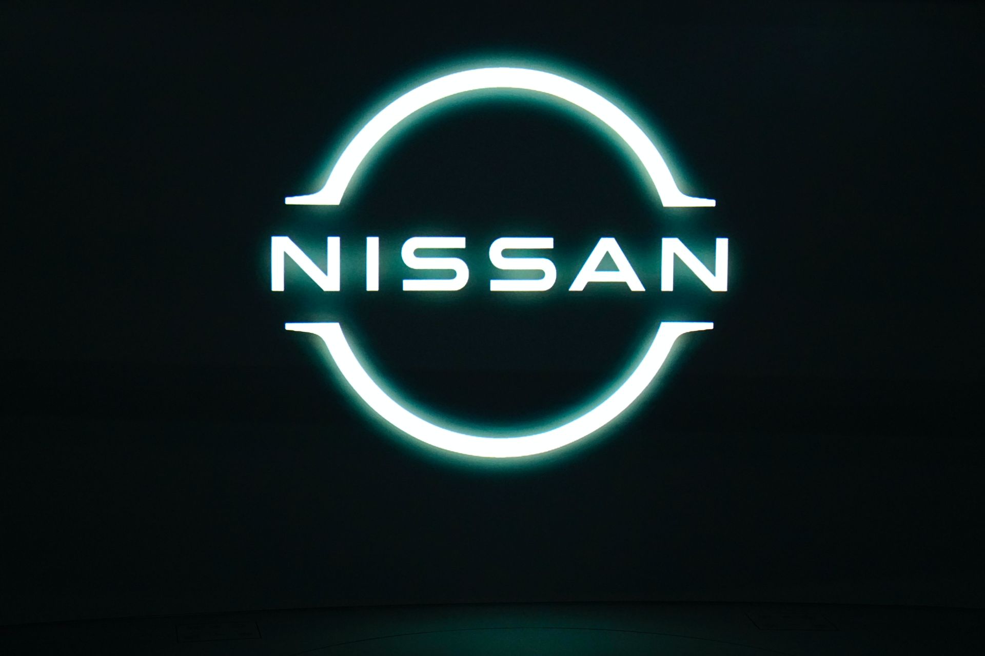 Nissan chính thức sử dụng logo mới