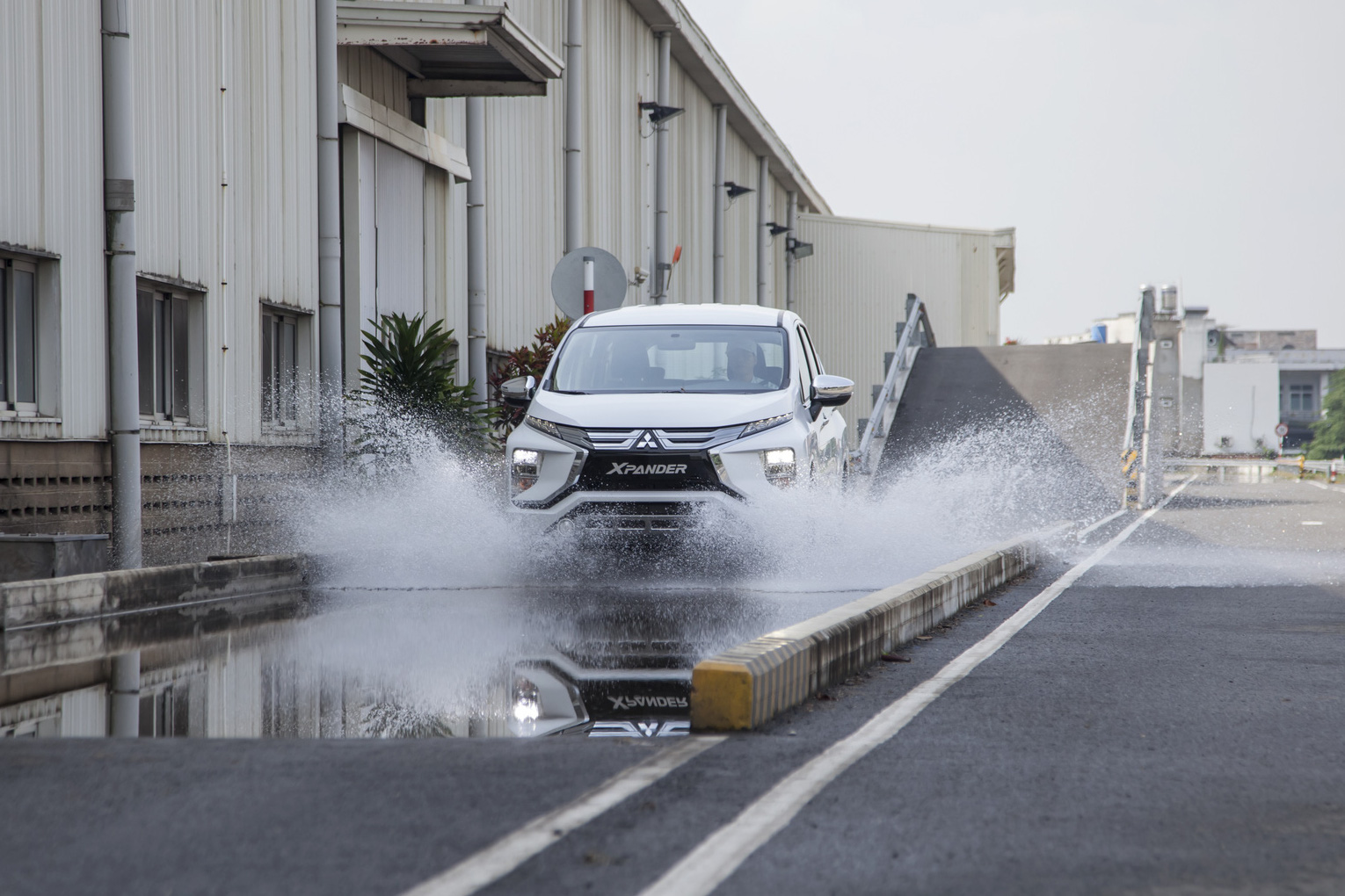 Mitsubishi Xpander lắp ráp trong nước xuất xưởng, hưởng ưu đãi trước bạ gần 40 triệu đồng, làm khó Suzuki Ertiga và XL7 - Ảnh 4.