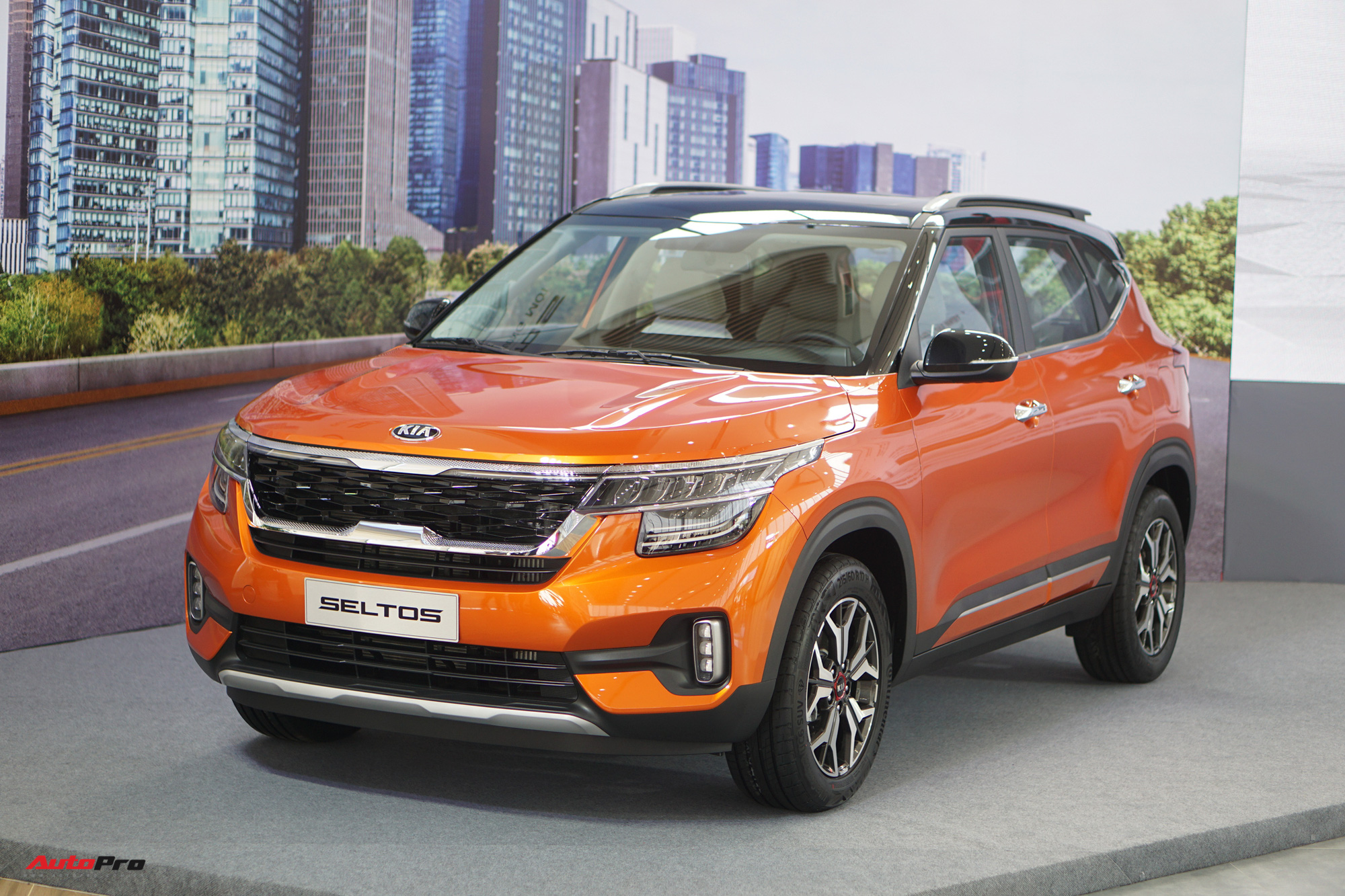 Kia Seltos 1.4L Premium là đối thủ đáng gờm đối với Toyota Corolla Cross 1.8G.