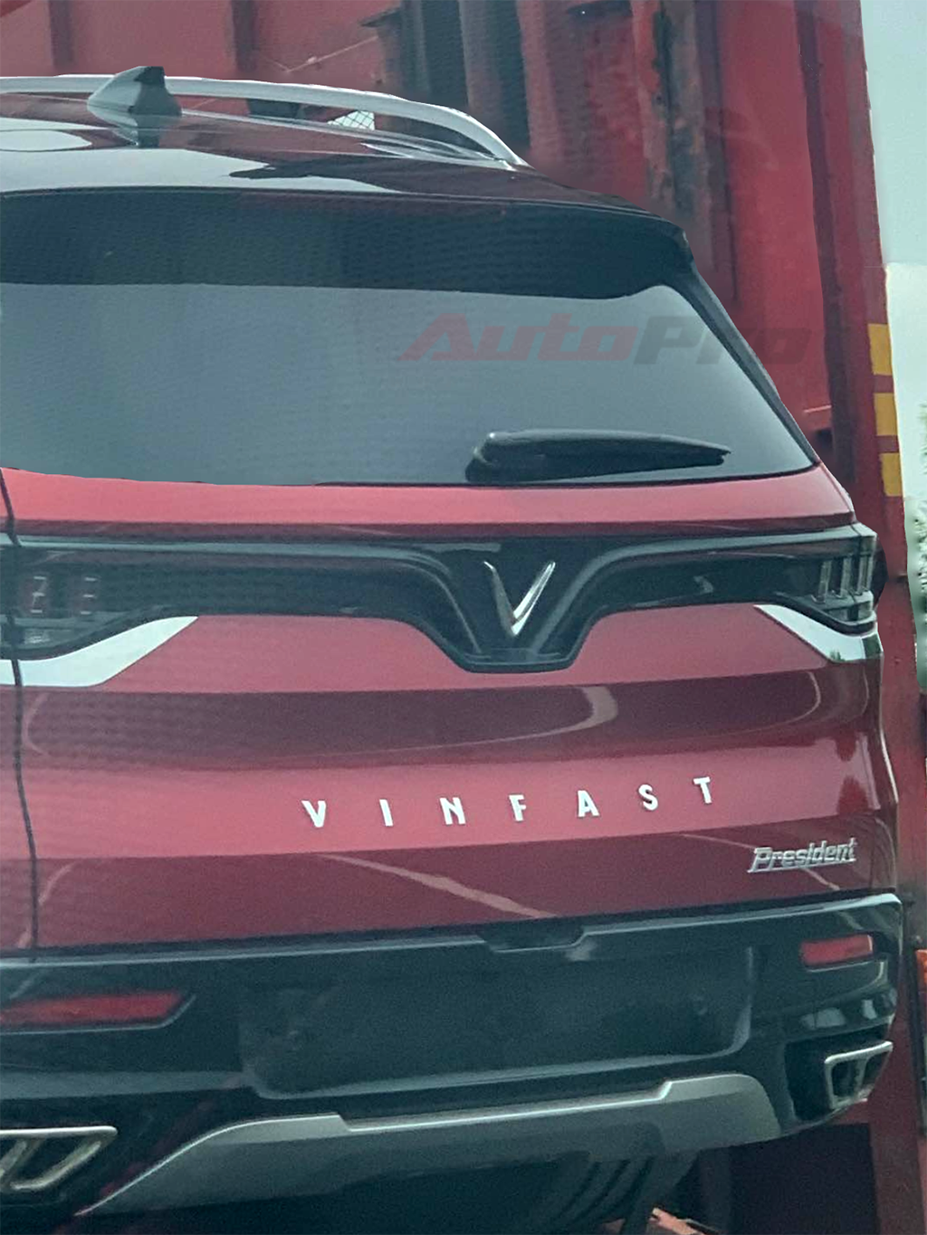 VinFast úp mở mẫu xe ‘Chủ tịch’ sắp ra mắt tại Việt Nam: Có thể dùng động cơ V8 mạnh hơn Cadillac Escalade - Ảnh 2.
