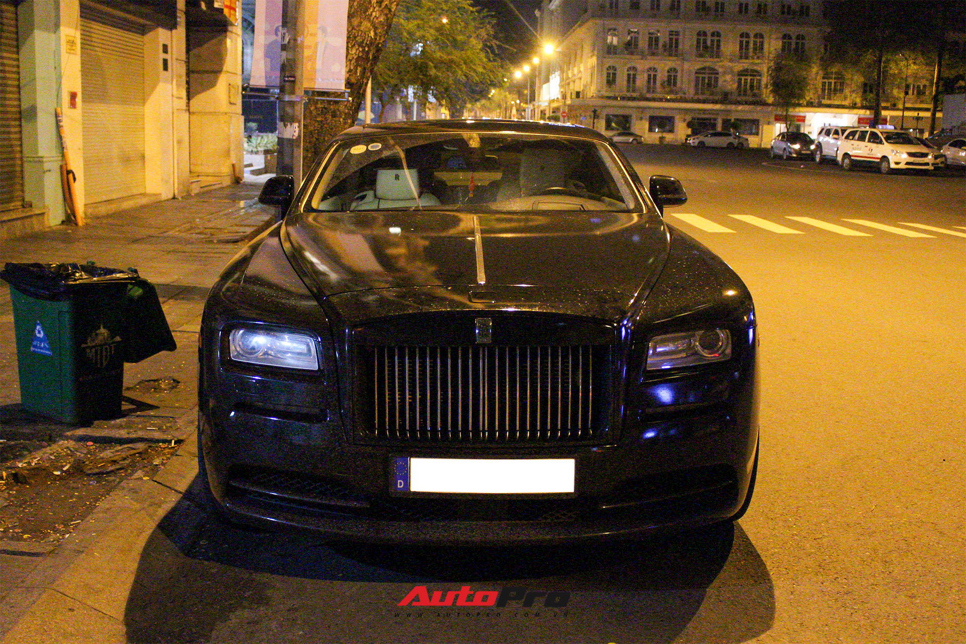 Rolls-Royce Wraith của doanh nhân Đà Lạt lột xác ấn tượng với màu đen hầm hố - Ảnh 1.