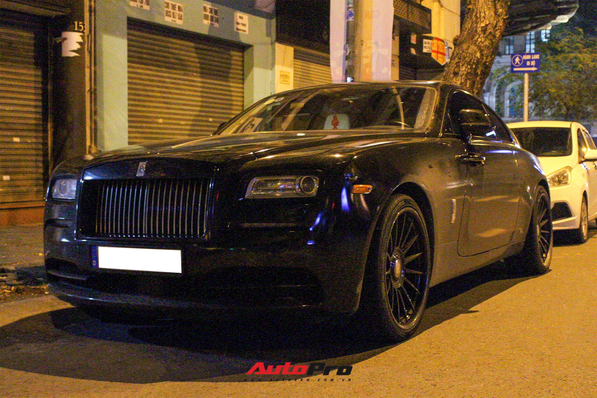 Rolls-Royce Wraith của doanh nhân Đà Lạt lột xác ấn tượng với màu đen hầm hố - Ảnh 4.