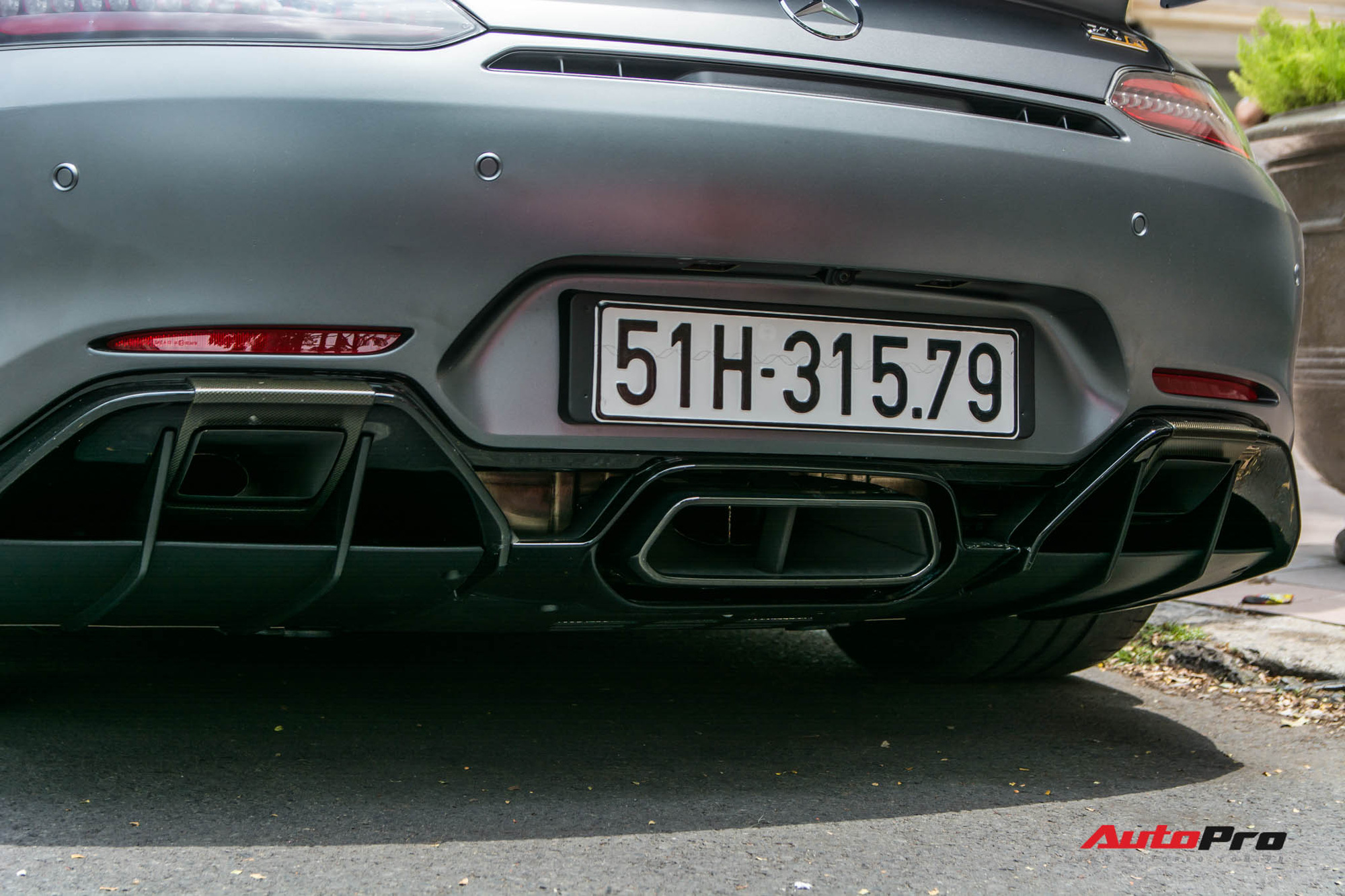Bóc tách tùy chọn trên Mercedes-AMG GT R của doanh nhân Nguyễn Quốc Cường: Riêng màu sơn đã ngang ngửa một chiếc Honda SH - Ảnh 8.