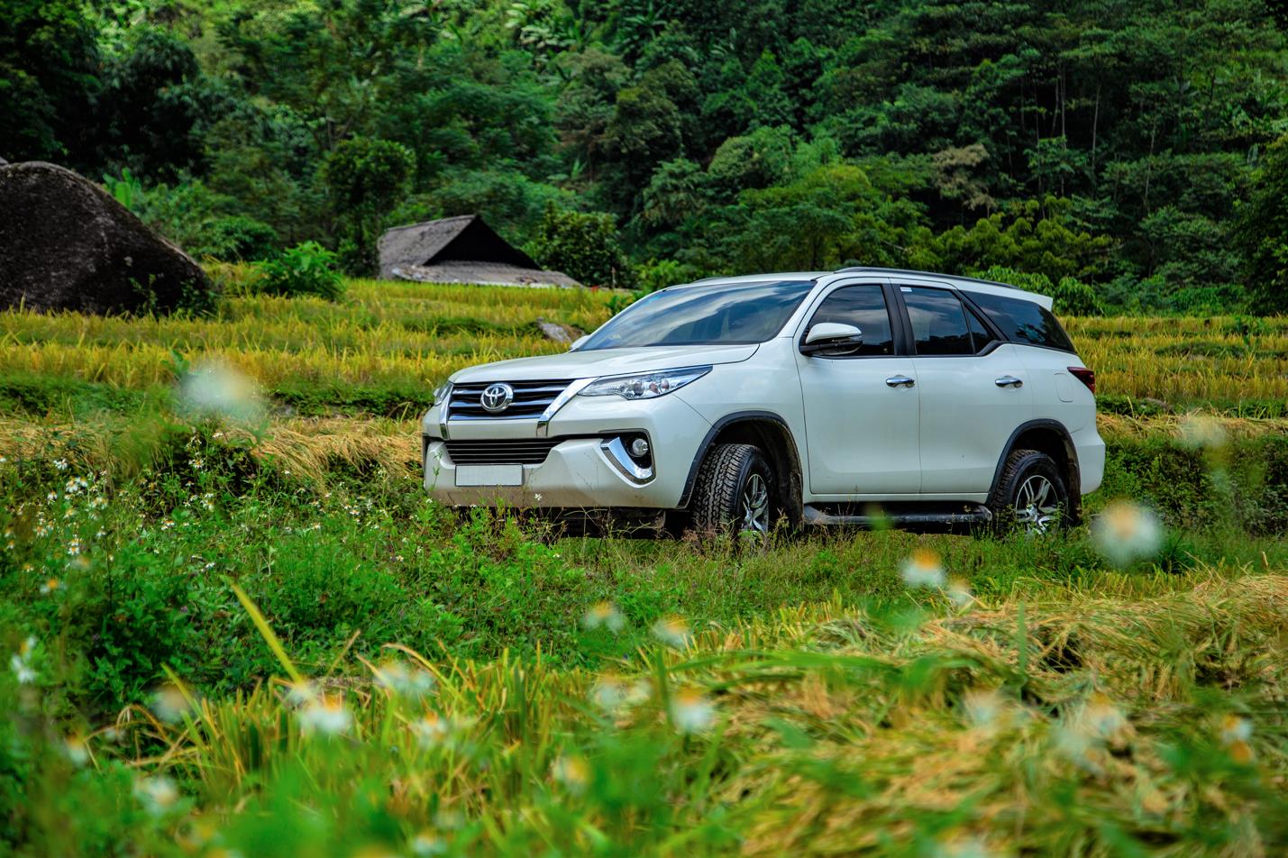 Toyota Fortuner 'tăng lực' trong th&aacute;ng 7 - Vua SUV 7 chỗ củng cố ng&ocirc;i vị