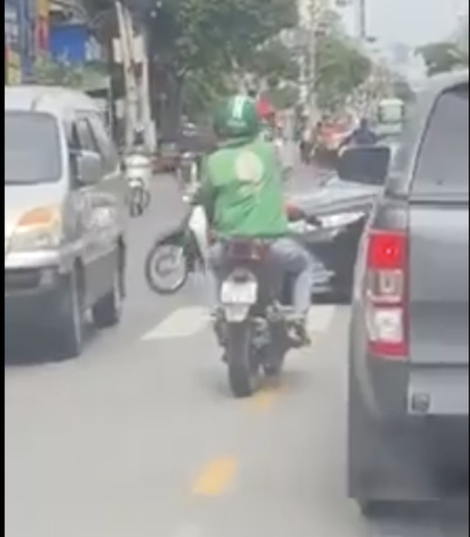 GrabBike đánh võng, vượt đèn đỏ mở đường xe cứu thương, đúng hay sai? - Ảnh 4.