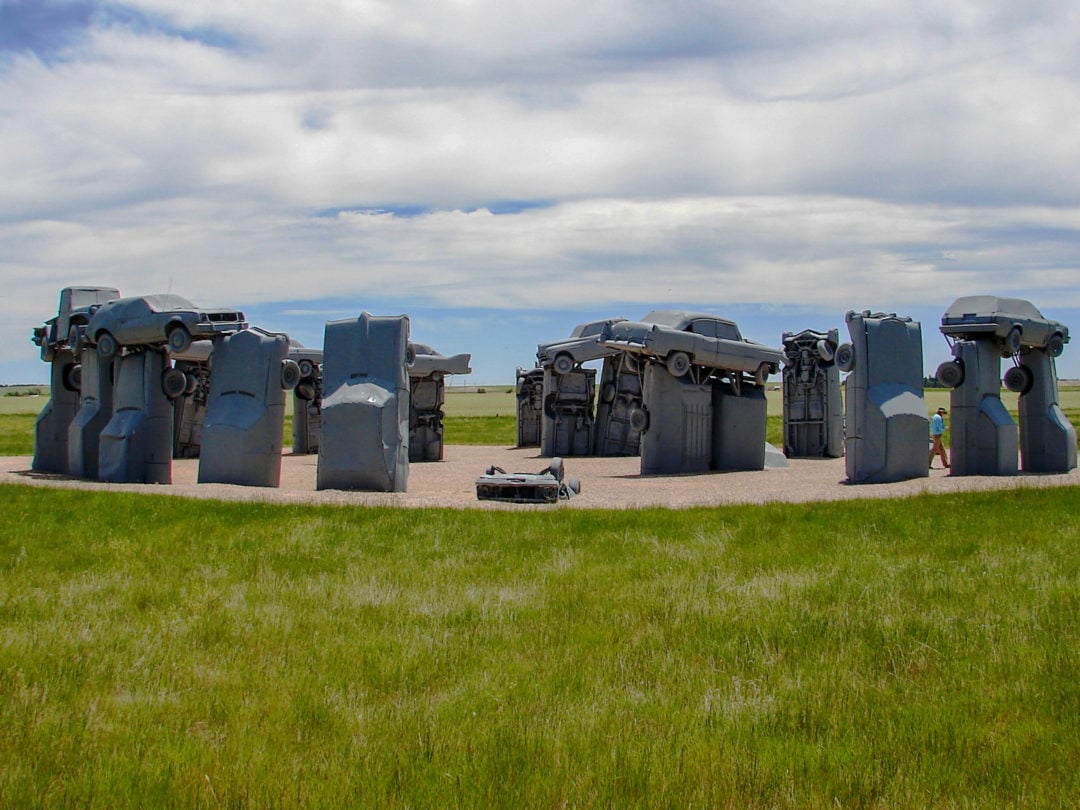 Bãi xe Carhenge: Bản sao Stonehenge khổng lồ với những chiếc ô tô cắm đầu xuống đất giữa hư không - Ảnh 2.