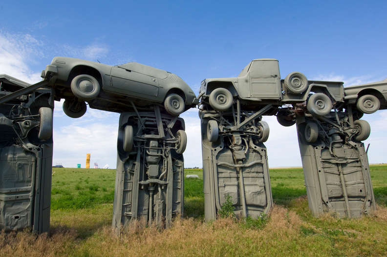 Bãi xe Carhenge: Bản sao Stonehenge khổng lồ với những chiếc ô tô cắm đầu xuống đất giữa hư không - Ảnh 3.