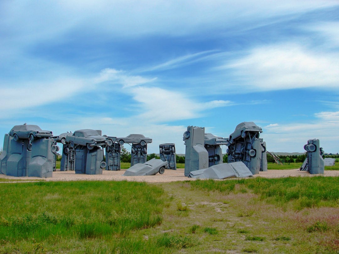 Bãi xe Carhenge: Bản sao Stonehenge khổng lồ với những chiếc ô tô cắm đầu xuống đất giữa hư không - Ảnh 6.