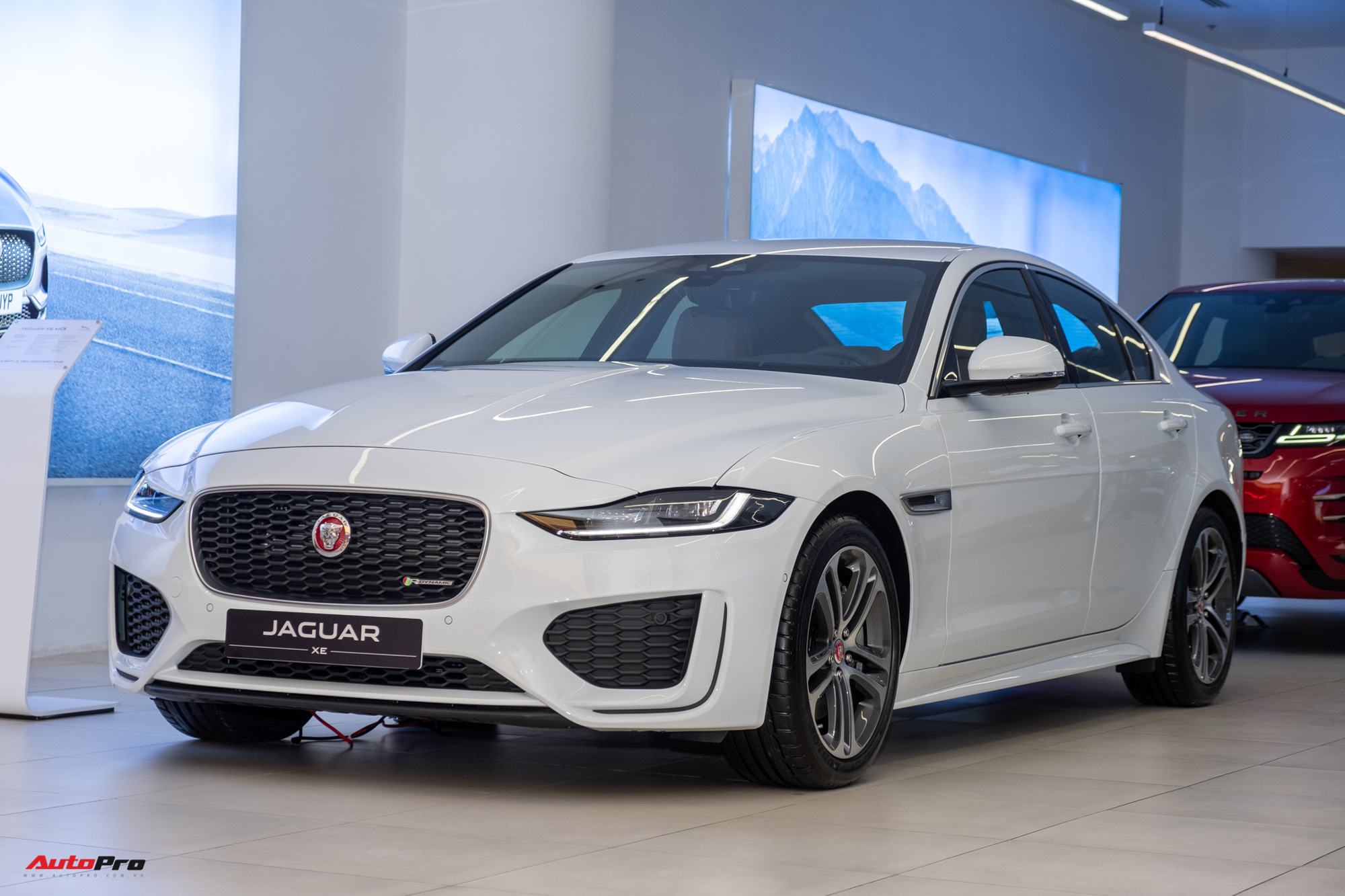 Chi tiết Jaguar XE 2020 bản thấp vừa về đại lý: Giá từ 2,61 tỷ đồng, chung mâm Mercedes C-Class, BMW 3-Series và Audi A4 - Ảnh 1.