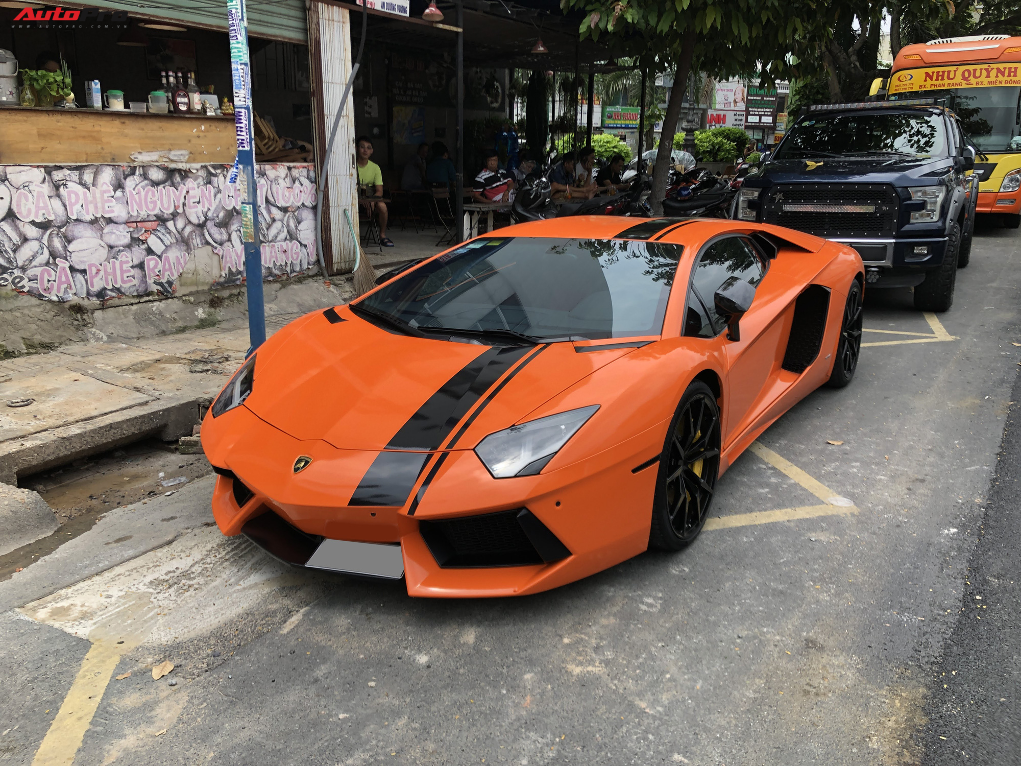 Cận cảnh Lamborghini Aventador LP700-4 độ hệ thống ống xả ngàn đô tại Sài Gòn - Ảnh 1.