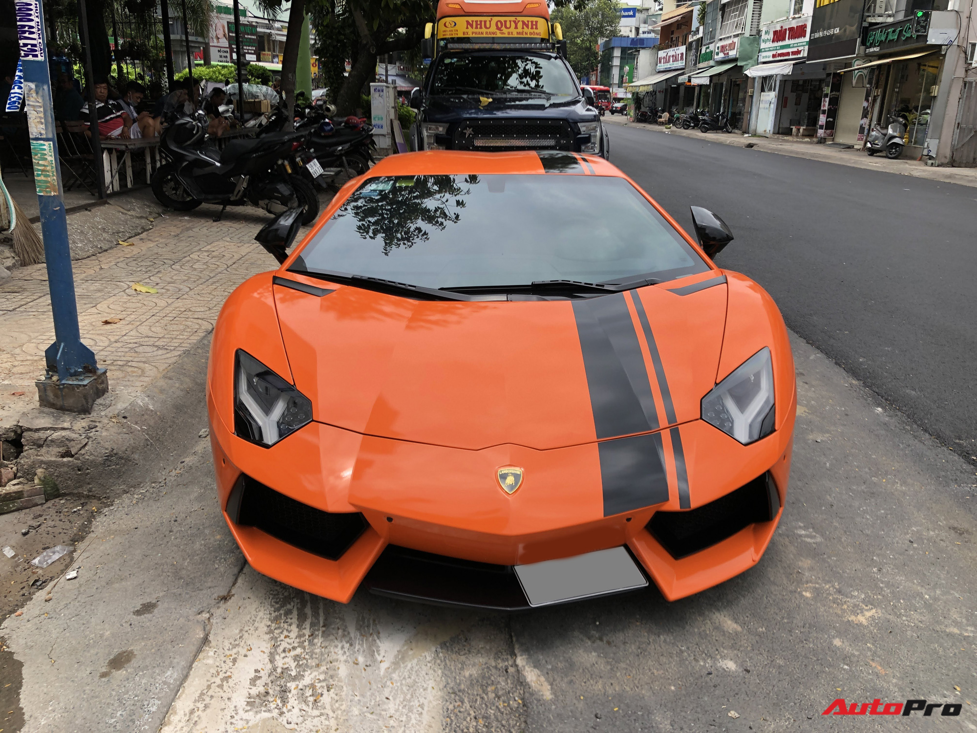 Cận cảnh Lamborghini Aventador LP700-4 độ hệ thống ống xả ngàn đô tại Sài Gòn - Ảnh 2.