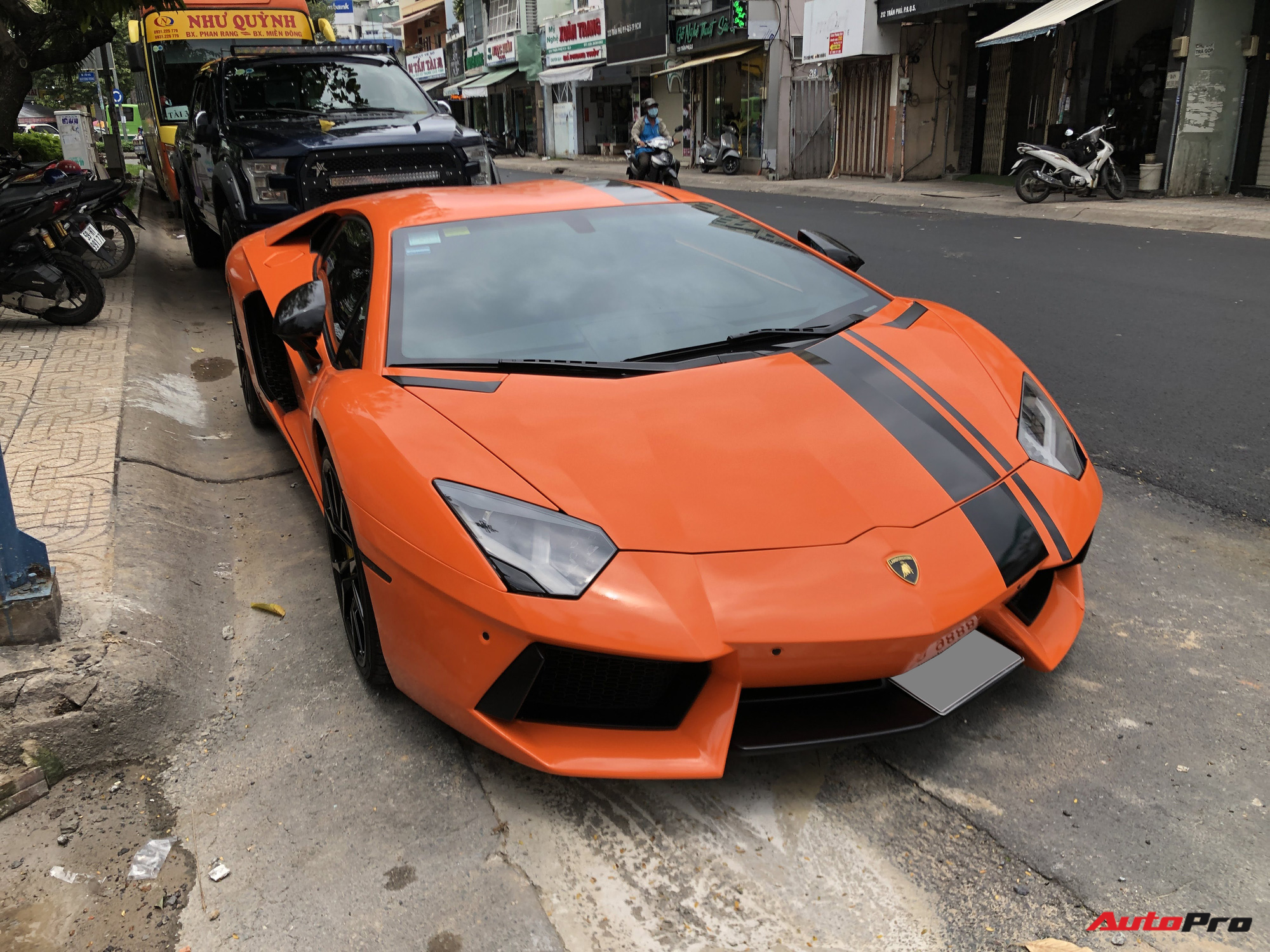 Cận cảnh Lamborghini Aventador LP700-4 độ hệ thống ống xả ngàn đô tại Sài Gòn - Ảnh 3.