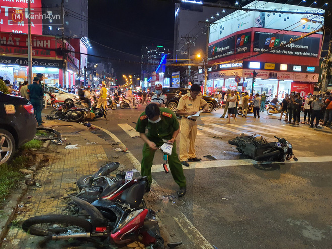 Nhân chứng kể lại giây phút kinh hoàng xe Camry tông hàng loạt xe máy ở Sài Gòn: Người bị thương nằm la liệt, chảy máu nhiều lắm - Ảnh 4.