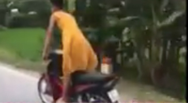 Tuyên Quang: Nam thanh niên mặc váy, bốc đầu xe máy để câu view bị xử phạt hơn 8 triệu đồng - Ảnh 2.