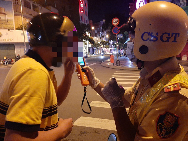 Xin xỏ CSGT không thành, tài xế cù nhây bỏ xe máy, không chịu ký biên bản khi đo độ cồn ở Sài Gòn - Ảnh 1.