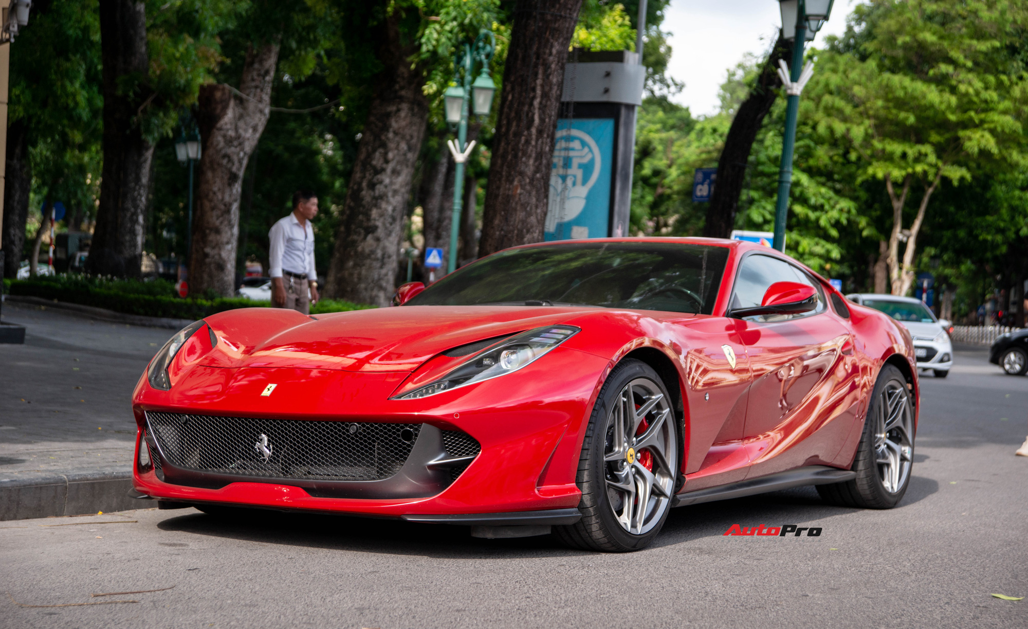 Ferrari 812 Superfast khoe màn tăng tốc cùng tiếng pô ấn tượng trên phố Hà Nội, chủ nhân còn một siêu xe khủng trong garage - Ảnh 2.