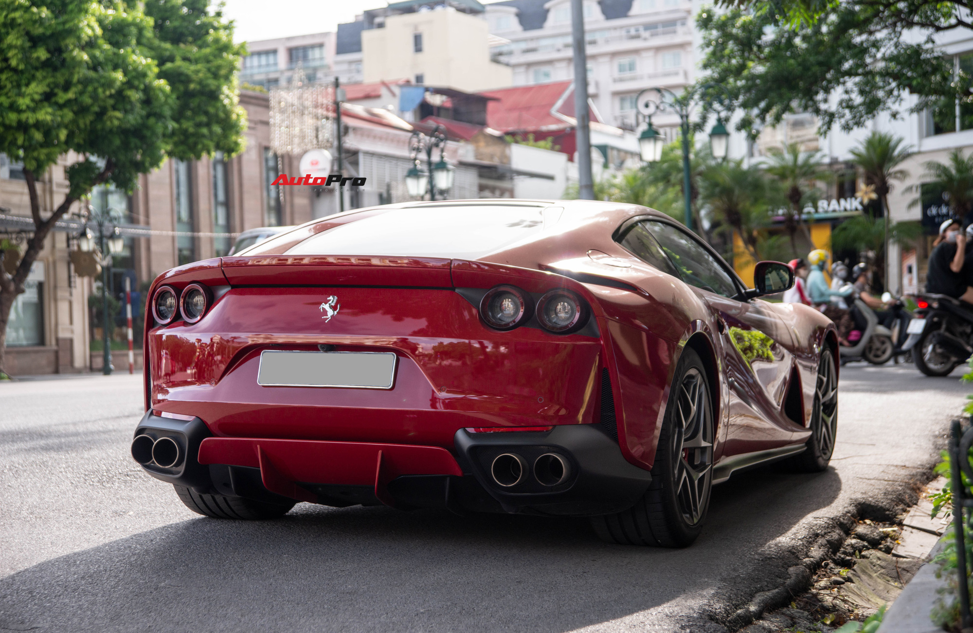 Ferrari 812 Superfast khoe màn tăng tốc cùng tiếng pô ấn tượng trên phố Hà Nội, chủ nhân còn một siêu xe khủng trong garage - Ảnh 6.