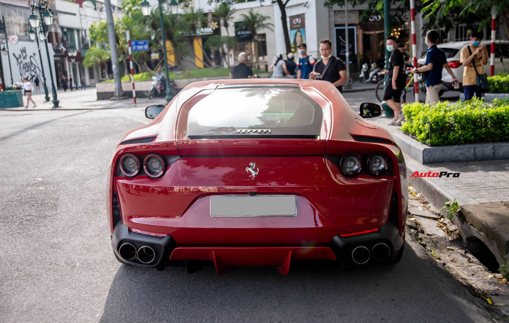 Ferrari 812 Superfast khoe màn tăng tốc cùng tiếng pô ấn tượng trên phố Hà Nội, chủ nhân còn một siêu xe khủng trong garage - Ảnh 7.