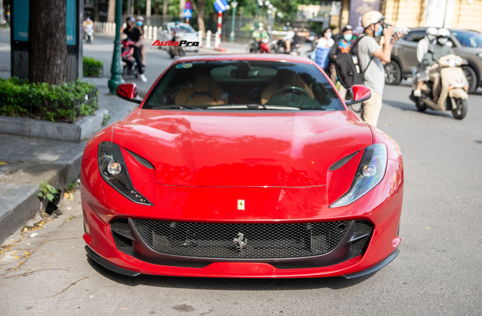 Ferrari 812 Superfast khoe màn tăng tốc cùng tiếng pô ấn tượng trên phố Hà Nội, chủ nhân còn một siêu xe khủng trong garage - Ảnh 3.