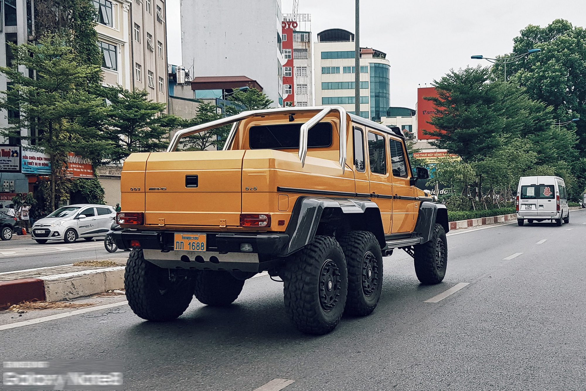 Cực phẩm Mercedes-Benz G63 AMG 6x6 của đại gia bí ẩn lăn bánh trên đường phố Hà Nội - Ảnh 4.