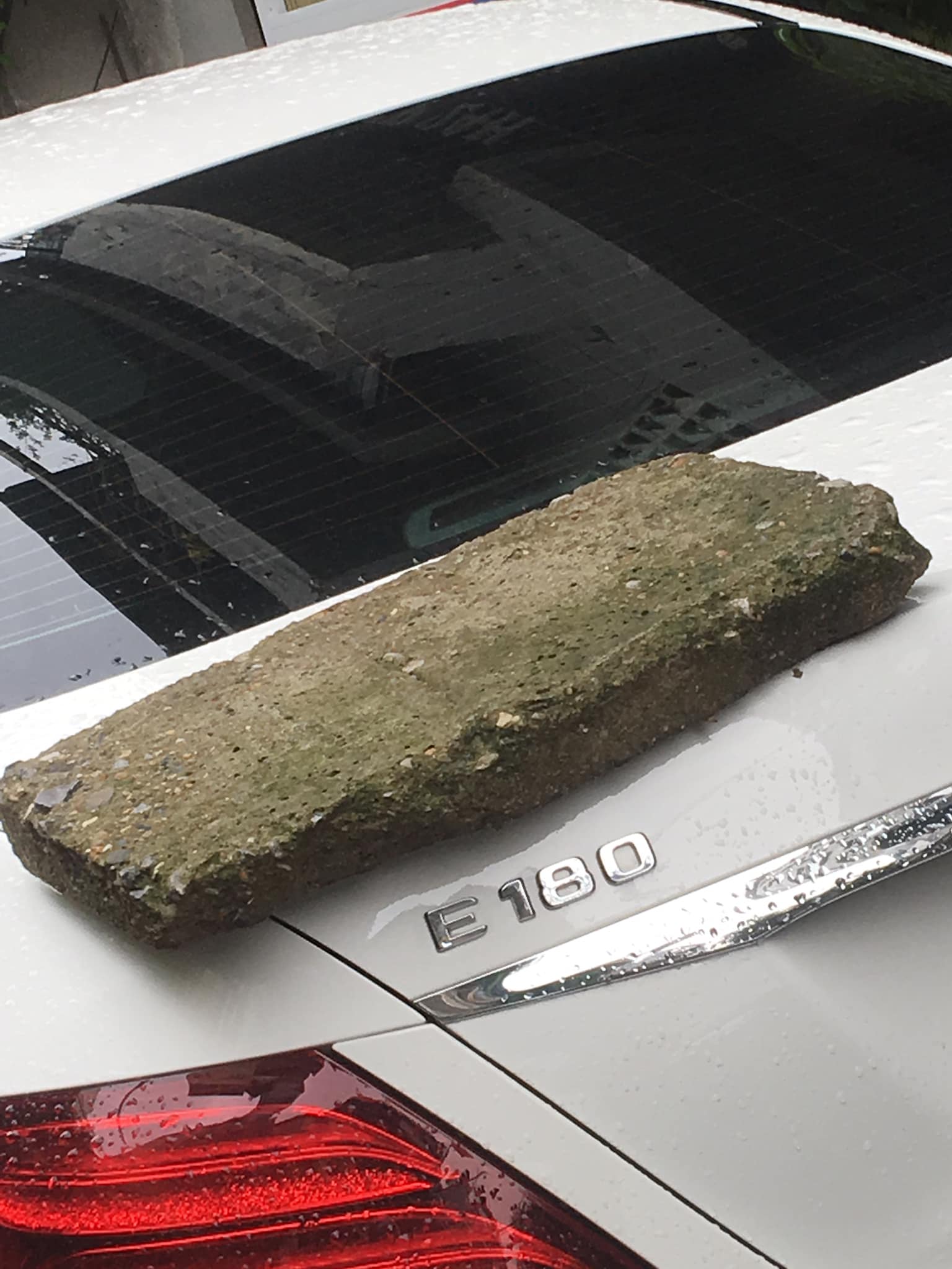 Phiến đá rêu xanh nằm chềnh ềnh trên đuôi xe Mercedes tiền tỷ, nghi do nguyên nhân rất phổ biến với các tài xế - Ảnh 1.