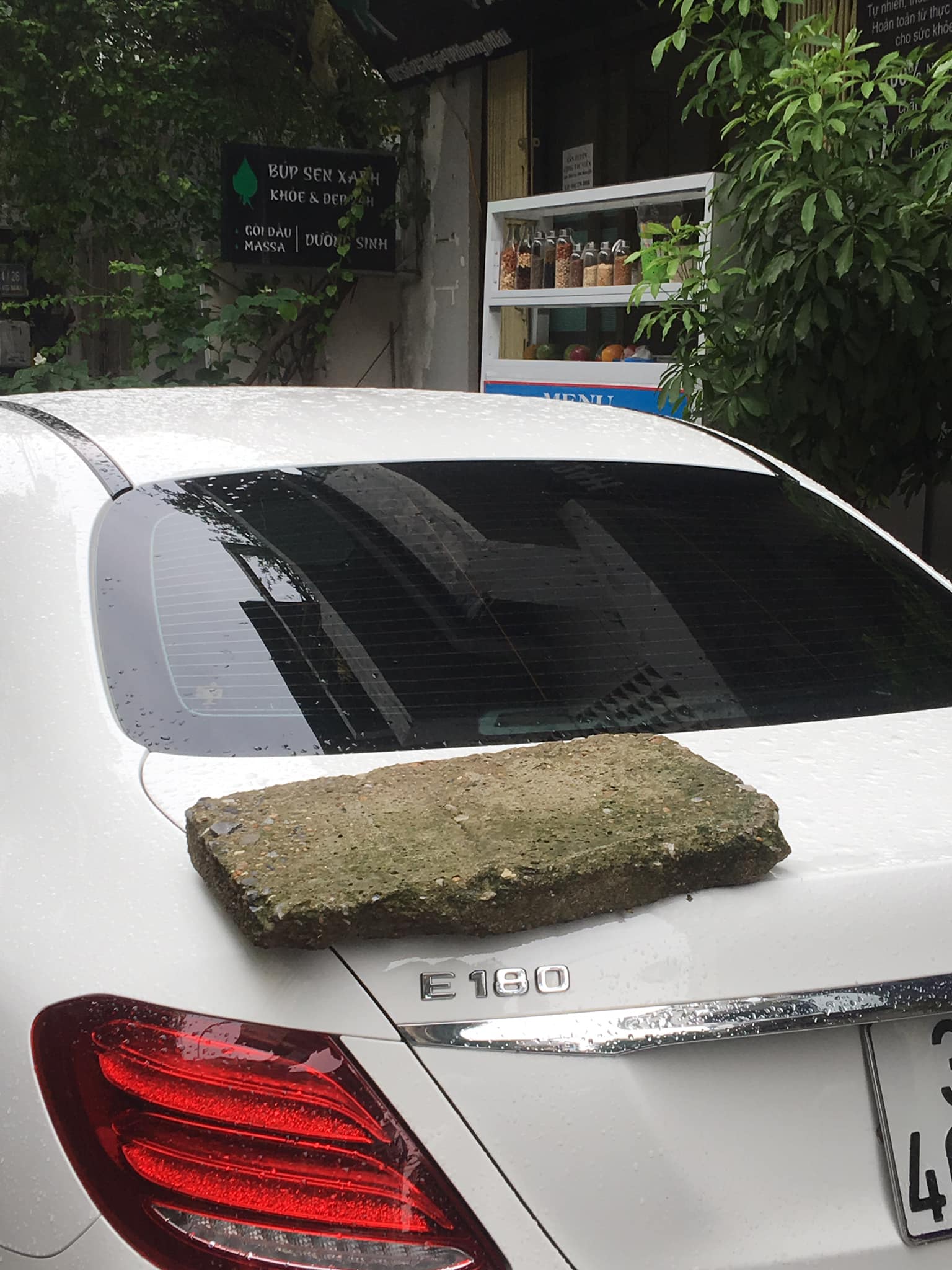 Phiến đá rêu xanh nằm chềnh ềnh trên đuôi xe Mercedes tiền tỷ, nghi do nguyên nhân rất phổ biến với các tài xế - Ảnh 2.