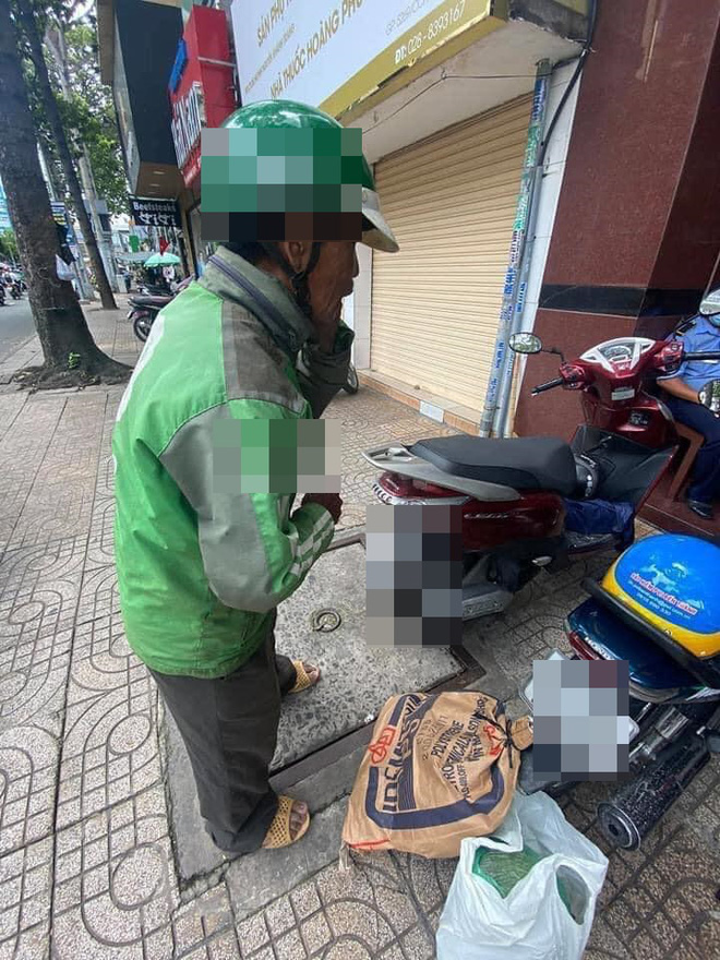 Danh tính cô gái Sài Gòn ra tay giúp đỡ, đưa người xe ôm nghèo đi mua điện thoại mới - Ảnh 1.