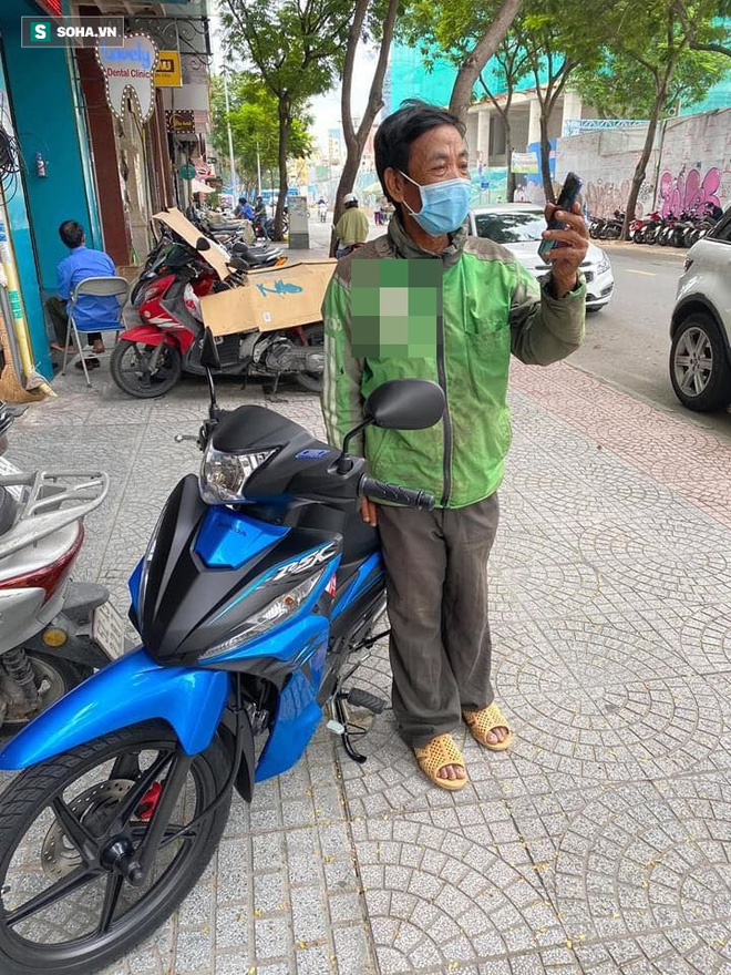 Danh tính cô gái Sài Gòn ra tay giúp đỡ, đưa người xe ôm nghèo đi mua điện thoại mới - Ảnh 7.